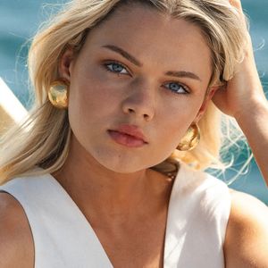 Bildirimi pvd kaplama 18k altın kaplama takı hafif yarım küre hollow saplama küpe altın paslanmaz çelik kadınlar için - Product Image 2