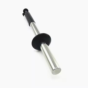 Tige de ramassage de copeaux métalliques avec protection de dégagement, poignée facile à saisir et crochet de suspension - Product Image 1