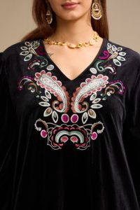 Nuovo Arrivo Elegante Abaya Invernale in Velluto, Vestito Modesto da Donna Stile Dubai/Turchia, Abaya Ricamata con Scollo a V, Abito Musulmano da Donna, Jalabiya - Product Image 5