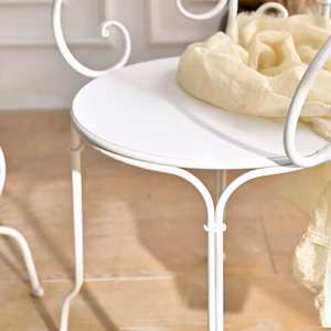 Silla de Salón INNOVA Home Accent de Estilo Nórdico con Respaldo Cruzado de Metal Blanco Envejecido y Reposabrazos Ecológicos - Product Image 3