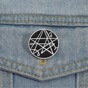 Pin de metal personalizado con diseño multicapa, insignia de aleación inspirada en películas de terror, broche, pin esmaltado de estrella punk rock, para amigos - Product Image 1
