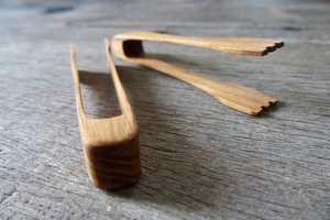 Pinces en bois pour la cuisine, le service, la grillade et la manipulation des aliments, fabriquées à la main à partir de bois naturel durable, conçues pour un usage quotidien - Product Image 6