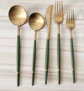 Ensemble de couteaux, fourchettes et cuillères de luxe en acier inoxydable poli or mat durable de 5 pièces du Portugal avec bande dorée et poignée verte pour mariage - Product Image 1