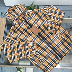 Chaqueta con capucha Burberry vintage de alta calidad, diseño a cuadros informal, extragrande, resistente al agua, transpirable y reversible. - Product Image 2