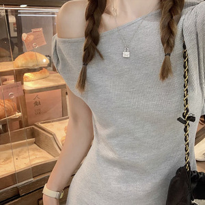 فستان نسائي صيفي رمادي عتيق الطراز بكتف واحد مائل، بأكمام قصيرة وخصر مرتفع، ضيق ومصمم لتنحيف الجسم، بطول متوسط - Product Image 3