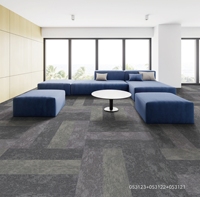 Dalles de moquette modulaires en nylon écologiques 50x50 avec support auto-adhésif en PE, design bouclé pour les espaces de bureau et de salon