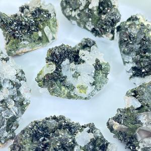 Piedra curativa de cristal natural al por mayor, cristal crudo, turmalina verde en bruto para decoración del hogar con simbiosis de cuarzo transparente - Product Image 4