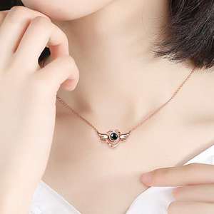 Elegante Collana con Ciondolo Proiezione '<span class=keywords><strong>Ti</strong></span> <span class=keywords><strong>Amo</strong></span>' in 100 Lingue, Collana con Ali d'<span class=keywords><strong>Angelo</strong></span> e Proiezione di Memoria d'Amore - Product Image 2