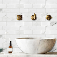 Panneaux muraux décoratifs modernes en PVC Carreaux muraux en marbre blanc brillant Mosaïque de métro à peler et à coller