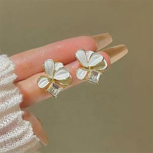 Nouvelles boucles d'oreilles clous en alliage de zinc plaqué or, motif camélia vert et blanc, design pétale rétro élégant pour femme - Product Image 3