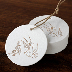 Venta al por mayor de lujo logotipo personalizado en relieve ropa etiqueta colgante de papel grueso etiqueta colgante de ropa blanca doblada etiquetas y etiquetas - Product Image 2