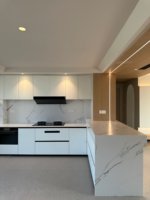 Buffet moderne en MDF blanc avec dessus en marbre, tiroirs et portes pour salle à manger, sur mesure