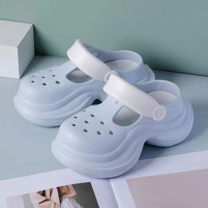 Sabots à plateforme blancs et roses pour femmes, sandales de plage antidérapantes à semelle épaisse, couleurs acidulées quatre saisons, style Crocs BC 2501 - Product Image 3