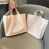 Impression de logo personnalisé emballage de transport givré mat sacs-cadeaux d'emballage en plastique pour faire du shopping avec poignées