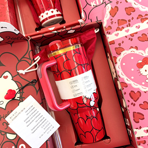 Venta al por mayor de fábrica: Taza Kitty Stan de acero inoxidable de alta calidad de 40 oz, réplica 1:1 original, con asa, ideal para camping y regalo. - Product Image 2
