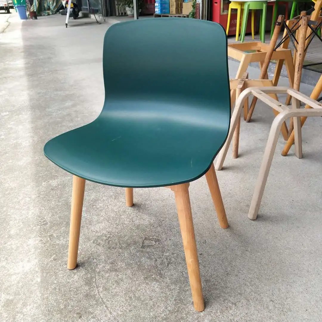 モダンなプラスチック製のカフェチェア無垢材の脚レストランダイニングルームのプラスチック製の椅子