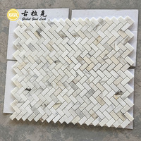 Mosaïque de marbre à chevrons en marbre doré Calacatta pour carrelage mural