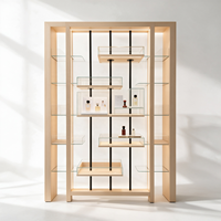 Étagère flottante en verre à dos ouvert en chêne clair minimaliste, présentoir cosmétique avec poteau en métal noir et support de maquillage LED