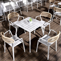 Ensemble de salle à manger extérieur moderne et minimaliste en bambou pour patio, cour, café, salon de thé et restaurant de barbecue