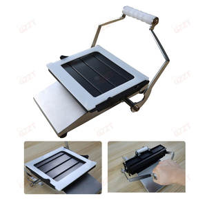 Machine manuelle à rouleaux de riz pour <span class=keywords><strong>sushi</strong></span> en acier inoxydable Machine à fabriquer des rouleaux de <span class=keywords><strong>sushi</strong></span> carrés 35MM 45MM Machine manuelle antiadhésive pour la fabrication de rouleaux de maki - Product Image 6