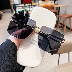 Gafas de Sol Qianai sin Marco, Lentes Degradados en Rosa, Metálicas, Cuadradas Grandes, Protección UV para Mujer - Product Image 3