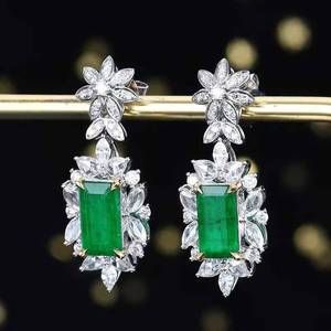 SGARIT Joyería Fina, Pendientes de Esmeralda Verde Intensa Natural de Panjshir, Afganistán, de 2.53 ct, Oro de 18K con Diamantes Laterales de 1.23 ct - Product Image 3