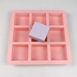 Moule en silicone 3D carré à 9 cavités pour la fabrication artisanale de savons, bougies, résines et gâteaux - Stock usine - Product Image 4