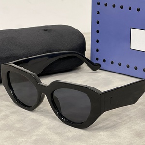 Gafas de Sol Cuadradas Nuevas al por Mayor para Hombre, Mujer y Jóvenes, Protección UV400, Montura Roja, Estilo Occidental, Protección Solar para Exteriores, Éxito en Ventas Transfronterizas - Product Image 1