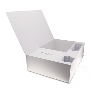 Caja de Regalo Rígida Tipo Libro, Grande, Personalizable, con Laminado Mate, Recubrimiento UV, Divisores, Reciclable y con Grabado en Relieve para Joyería - Product Image 4