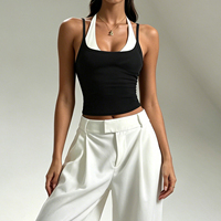 Top Corto de Punto Versátil Estilo Deportivo Americano con Bloques de Color Blanco y Negro, Efecto de Capas, Cuello Halter y Tirantes, Ajuste Delgado para Verano