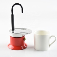 1 tasse en céramique, cafetière à expresso et moka
