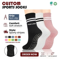 Vente en gros de chaussettes de sport en coton respirantes à rayures sportives antidérapantes pour hommes et femmes avec logo personnalisé OEKO TEX GOTS