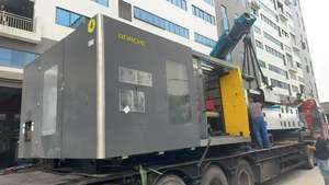 Máquina de moldeo por inyección horizontal de dos placas Borch de 1000 toneladas de quinta generación usada, controlada por PLC, con caja de engranajes y tornillo de rodamiento. - Product Image 2
