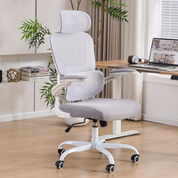 Chaise de bureau ergonomique moderne en maille blanche et grise, réglable, avec base métallique et accoudoirs relevables