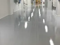 Peinture de sol autolissante époxy grise avec flocons, revêtement liquide aqueux à appliquer au pinceau