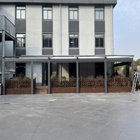 Stores enrouleurs d'extérieur personnalisés, coupe-vent et imperméables, stores pour fenêtres et terrasses
