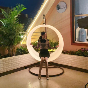 เก้าอี้ชิงช้าพลาสติก PE สำหรับกลางแจ้ง พร้อมไฟ LED รูปพระจันทร์หมุนได้ เหมาะสำหรับสวนลานบ้าน ระเบียง หรือห้องนั่งเล่นและห้องนอน - Product Image 1
