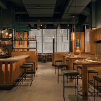 Ensemble de meubles de bar personnalisé en bois, comptoir de bar en métal et cuir, tabourets de bar hauts, table haute pour café et restaurant