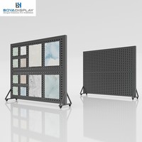 Présentoir double face perforé en métal sur pied pour échantillons de carrelage et de pierre en showroom