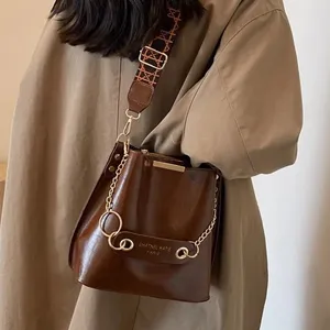 2023 Simple Design PU Leather Bucket Bag by Manufacturer Adjustable Shoulder Strap Handbag for Ladies Fashionable Dress Style