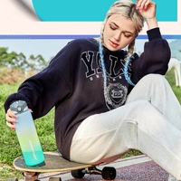 Grosir botol air plastik Tritan Yoga tur Gym bebas Bpa Wasserflasche 32oz kustom dengan sedotan dapat dilepas