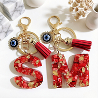 Porte-clés en résine avec initiale A-Z, paillettes dorées, coquille rouge, strass, breloque œil porte-bonheur et pompon rouge, pour femme, cadeau