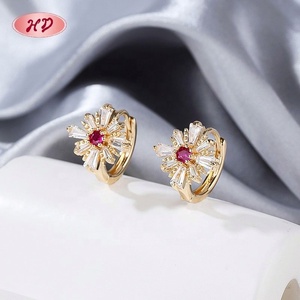 ต่างหูทรงวงกลมประดับเซอร์โคเนียสีแดงสดใส ชุบทอง 18K ทำจากทองเหลือง พร้อมเซอร์โคเนียทรงบาแกตต์สีแดง - Product Image 1
