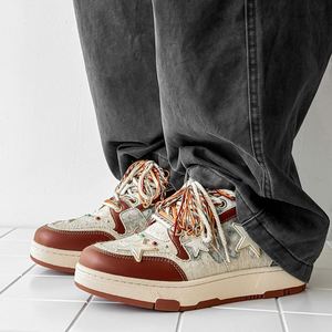 Chaussures décontractées tendance 2026 pour hommes, style patchwork, avec décorations étoiles, blocs de couleur, lacets tressés multicolores et semelle épaisse - Product Image 1