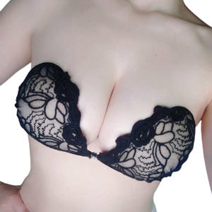 Reggiseno invisibile in silicone a forma di mano, sexy con superficie in pizzo, biadesivo con alette trasparenti - Product Image 1