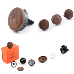 Diffuseur d'air de voiture de luxe personnalisé avec logo, en bois massif et alliage, à fixation sur grille d'aération, avec éclairage d'ambiance, parfum longue durée et élimination des odeurs - Product Image 2