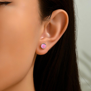 Boucles d'oreilles clous en titane F136 avec opale ronde et dos plat |   Bijoux de piercing hypoallergéniques sertis clos pour lobe d'oreille, hélix et cartilage - Product Image 4