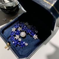 Broche Fleur en Cuivre Incrusté de Zircon et Perle d'Eau Douce XILIANGFEIZI, Vente en Gros Usine, pour Costume et Manteau Femme
