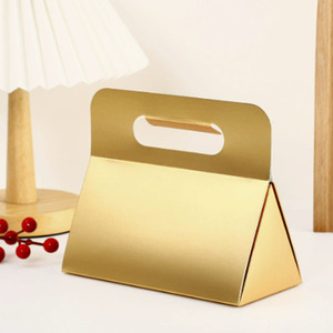 Caja de Papel Metálica Dorada de Lujo Personalizada, con Forma Triangular, de Una Pieza, con Asa Troquelada, para Lápiz Labial, Loción, Velas y Pelucas - Product Image 1
