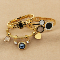 Bracelet manchette quatre pièces en acier inoxydable plaqué or 18 carats avec chaîne suspendue en forme de cœur, plaque noire géométrique et plaque romaine